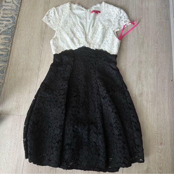 Betsey Johnson two tone lace flared skirt dress black and white - Picture 3 of 12